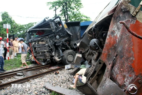 [Photo] Tai nạn nghiêm trọng giữa tàu hỏa và xe tải tại Thái Nguyên