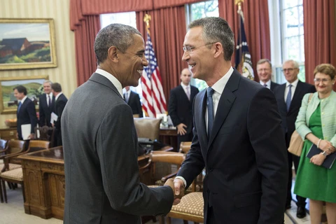Tổng thống Mỹ Barack Obama (trái) và Tổng thư ký NATO Jens Stoltenberg tại cuộc hội đàm ngày 26/5. (Nguồn: NATO.int) 