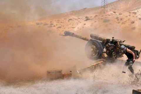 Binh lính Syria nã pháo về phía phiến quân IS. (Nguồn: AFP)