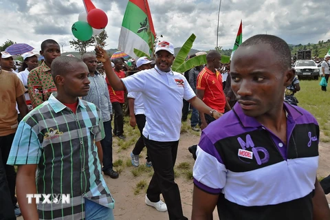Tổng thống Burundi Pierre Nkurunziza và những người ủng hộ trong chiến dịch vận động tranh cử ở khu vực ngoại ô Bujumbura ngày 23/5. (Nguồn: AFP/TTXVN)