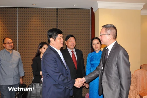Ông Nguyễn Phong Quang (giữa, trái) gặp gỡ doanh nhân Ma Cao tối 28/5. (Ảnh: Hà Ngọc-Đức Nam/Vietnam+)