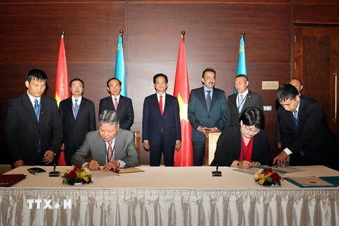 Lễ ký Chương trình hợp tác giai đoạn 2015-2017 giữa Bộ Tư pháp Việt Nam và Bộ Tư pháp Kazakhstan. (Ảnh: Đức Tám/TTXVN)