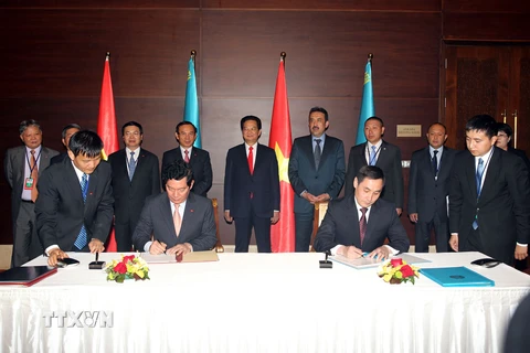 Lễ ký Thỏa thuận hợp tác về văn hóa và thể thao giữa Bộ Văn hóa, Thể thao và Du lịch Việt Nam với Bộ Văn hóa, Thể thao và Du lịch Kazakhstan. (Ảnh: Đức Tám/TTXVN)