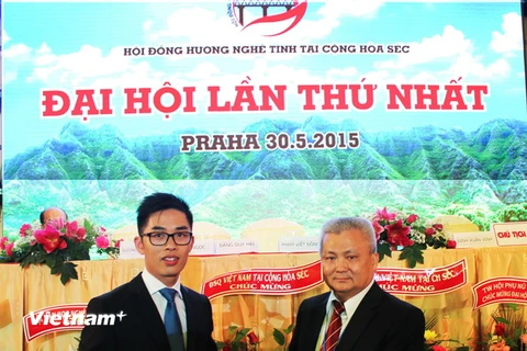 Hoàng Diệu Hưng nhận phần thưởng của Hội Đồng hương Nghệ Tĩnh (Ảnh: Quang Vinh/Vietnam+)