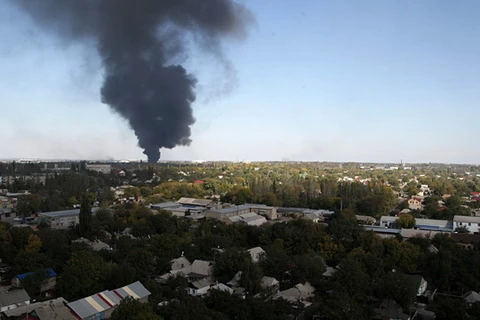 Khói bốc lên tại khu vực sân bay Donetsk. (Nguồn: The Guardian)
