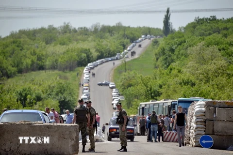 Một trạm kiểm soát an ninh được thiết lập gần Artemivsk (vùng Donetsk), khu vực do chính quyền Kiev kiểm soát ngày 26/5. (Nguồn: AFP/ TTXVN)