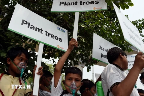 Trẻ em Ấn Độ tuần hành kêu gọi người dân nâng cao nhận thức về tình trạng ô nhiễm môi trường ở New Delhi ngày 4/6. (Nguồn: AFP/ TTXVN)