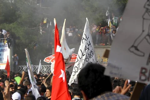 Người dân biểu tình sau hai vụ nổ bom. (Nguồn: Reuters)