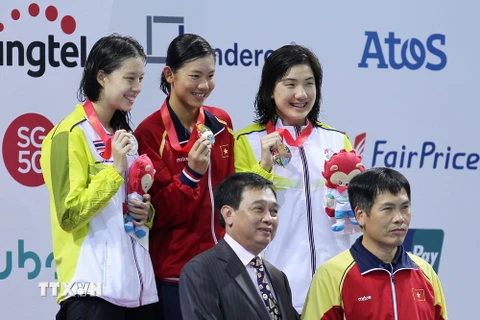 VĐV Nguyễn Thị Ánh Viên (giữa) đã xuất sắc đoạt hai huy chương vàng ở hai nội dung 800m tự do và 400m hỗn hợp nữ của môn Bơi tại SEA Games 28. (Nguồn: Quốc Khánh/TTXVN)