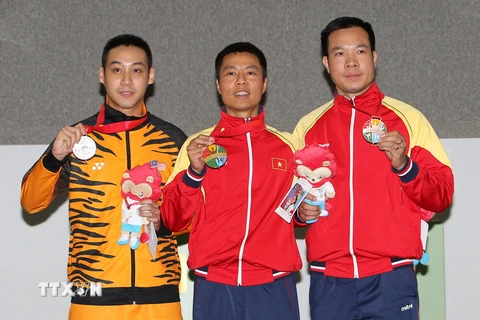 Xạ thủ Trần Quốc Cường (giữa) trên bục nhận huy chương vàng. (Ảnh: Quốc Khánh/TTXVN)