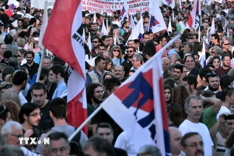 :Biểu tình trước Bộ Tài chính Hy Lạp ở thủ đô Athens ngày 11/6, phản đối thỏa thuận cho vay của IMF và EU. (Nguồn: AFP/TTXVN)