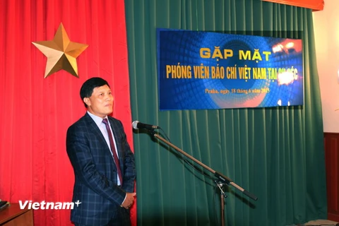 Đại sứ Trương Mạnh Sơn chủ trì cuộc gặp mặt báo chí Việt ở Séc nhân dịp 21/6. (Ảnh: Hồng Tâm/Vietnam+)