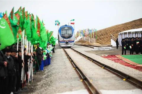 Chuyến tàu hàng đầu tiên chạy trên tuyến đường ray Con đường Tơ lụa đã vượt qua cửa khẩu biên giới Incha-Burun với Turkmenistan để vào Iran. (Nguồn: payvand) 
