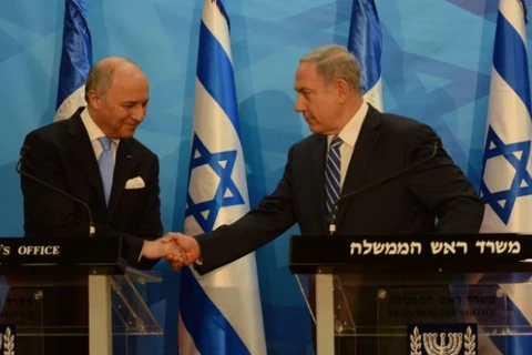 Thủ tướng Israel Benjamin Netanyahu và ngoại trưởng Pháp Laurent Fabius. (Nguồn: timesofisrael)