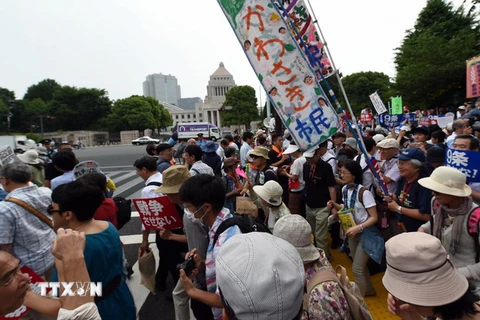 Biểu tình phản đối dự luật an ninh mới tại Nhật Bản. (Nguồn: AFP/TTXVN)
