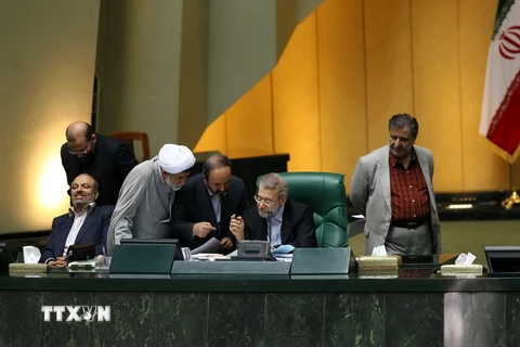 Chủ tịch Quốc hội Iran Ali Larijani (thứ hai, phải) và các nghị sỹ tại phiên họp ở Tehran. (Nguồn: AFP/TTXVN)