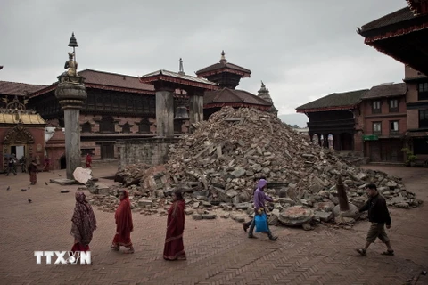 Khu đền thuộc một địa điểm Di sản Thế giới ở Bhaktapur, ngoại ô thủ đô Kathmandu, Nepal bị phá hủy trong trận động đất ngày 30/4. (Nguồn: AFP/TTXVN)