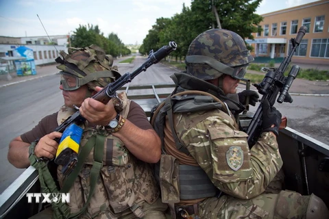 Binh sỹ Ukraine tuần tra tại thành phố miền đông Mariinka ngày 5/6. (Nguồn: AFP/ TTXVN)