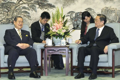 Chủ tịch Chính hiệp Trung Quốc Du Chính Thanh (phải) tiếp đoàn nghị sỹ LDP. (Nguồn: scmp)