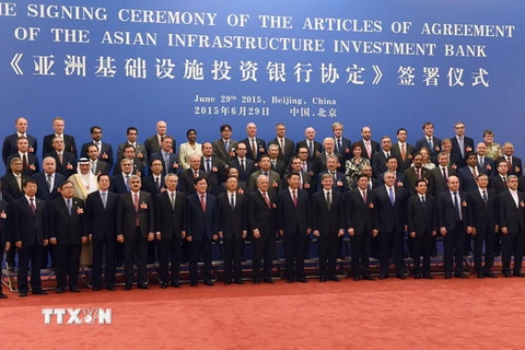 Đại biểu các nước tham dự lễ ký thành lập ngân hàng AIIB. (Nguồn: AFP/TTXVN)