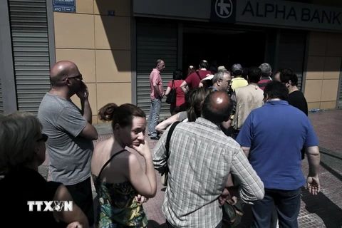 Người dân Hy Lạp xếp hàng đợi rút tiền mặt tại ATM của ngân hàng Alpha ở thủ đô Athens ngày 28/6. (Nguồn: AFP/TTXVN)