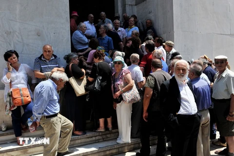 Người dân xếp hàng chờ rút tiền bên ngoài chi nhánh Ngân hàng quốc gia Hy Lạp đã đóng cửa ở Thessaloniki ngày 29/6. (Nguồn: AFP/ TTXVN)
