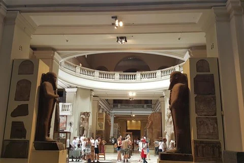 Du khách quốc tế đến thăm bảo tàng ở thủ đô Cairo của Ai Cập. (Ảnh: Anh Tuấn - TTXVN/Vietnam+)