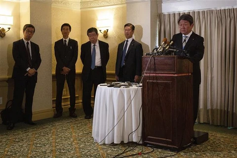 Bộ trưởng Kinh tế Nhật Bản Toshimitsu Motegi (phải) trong cuộc họp báo tại Washington DC, ngày 2/8/2019. (Nguồn: AFP/TTXVN)