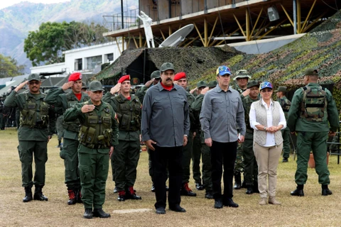 Trong ảnh (tư liệu): Tổng thống Venezuela Nicolas Maduro (thứ 2, trái) thị sát cuộc diễn tập quân sự của quân đội nước này ở Caracas ngày 24/2/2018. (Nguồn: AFP/TTXVN)