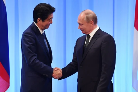 Trong ảnh: (tư liệu) Tổng thống Nga Vladimir Putin (phải) và Thủ tướng Nhật Bản Shinzo Abe (trái) trong cuộc gặp ở Osaka, Nhật Bản, ngày 29/6. (Nguồn: AFP/TTXVN)