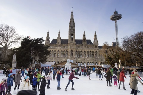 Người dân trượt băng tại quảng trường phía trước Tòa thị chính Vienna, Áo. (Nguồn: AFP/ TTXVN)