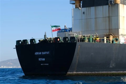 Trong ảnh: Tàu chở dầu Adrian Darya 1 của Iran ở ngoài khơi vùng lãnh thổ Gibraltar thuộc Anh, ngày 18/8/2019. (Nguồn: AFP/TTXVN)