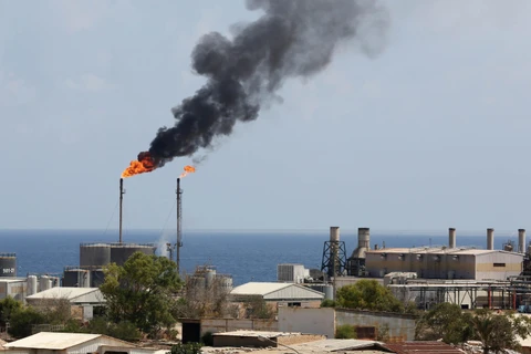 Trong ảnh: Một cơ sở khai thác dầu. (Nguồn: AFP/TTXVN)