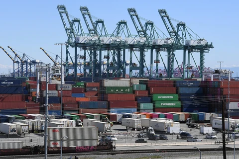 Trong ảnh: (tư liệu) Hàng hóa của Trung Quốc chờ bốc dỡ tại cảng Long Beach ở Los Angeles, California, Mỹ ngày 16/2. (Nguồn: AFP/TTXVN)