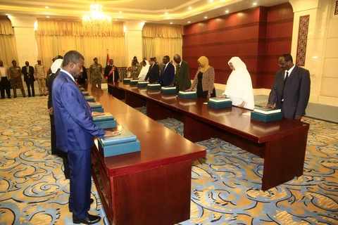 Trong ảnh: Các Bộ trưởng trong Chính phủ mới của Sudan tuyên thệ nhậm chức tại Dinh Tổng thống ở thủ đô Khartoum ngày 8/9/2019. (Nguồn: THX/TTXVN)