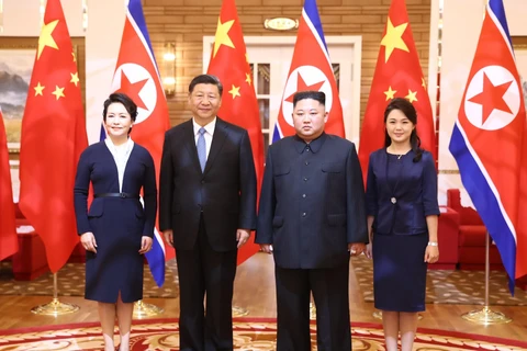 Trong ảnh: Nhà lãnh đạo Triều Tiên Kim Jong-un (thứ 2, phải) cùng phu nhân chụp ảnh chung với Chủ tịch Trung Quốc Tập Cận Bình (thứ 2, trái) cùng phu nhân đang ở thăm Bình Nhưỡng ngày 20/6/2019. (Nguồn: THX/TTXVN)