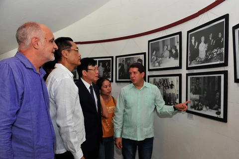 Đoàn đại biểu Hội Nhà báo Việt Nam tham quan triển lãm ảnh “Chủ tịch Hồ Chí Minh với Cuba”. (Ảnh: Lê Hà - TTXVN/Vietnam+)