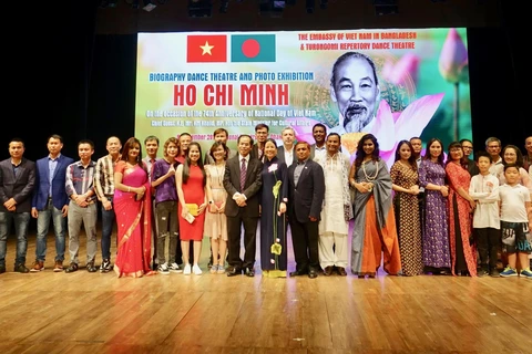 Đại sứ Trần Văn Khoa và Phu nhân cùng các khách mời và người Việt chụp ảnh lưu niệm. (Ảnh: Huy Lê/Vietnam+)