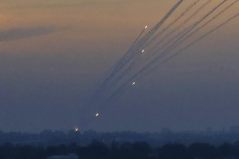 Trong ảnh: Phong trào Hamas tại Dải Gaza phóng tên lửa về phía lãnh thổ Israel ngày 5/5/2019. (Nguồn: AFP/TTXVN)