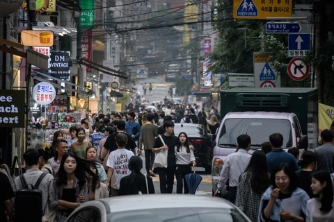 Trong ảnh: Người dân di chuyển trên đường phố tại Seoul, Hàn Quốc, ngày 6/9/2019. (Nguồn: AFP/TTXVN)