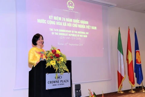 Trong ảnh: Đại sứ Việt Nam tại Italy Nguyễn Thị Bích Huệ phát biểu tại buổi lễ. (Ảnh: Hải Linh - TTXVN/Vietnam+)