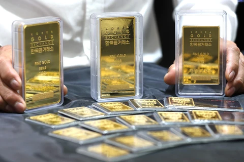 Trong ảnh: Vàng miếng được trưng bày tại sàn giao dịch ở Seoul, Hàn Quốc. (Nguồn: Yonhap/TTXVN)