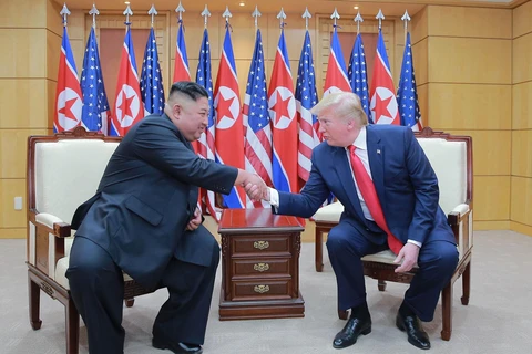 Trong ảnh: Tổng thống Mỹ Donald Trump (phải) và nhà lãnh đạo Triều Tiên Kim Jong-un trong cuộc gặp thượng đỉnh tại làng đình chiến Panmunjom trong Khu phi quân sự (DMZ) ngày 30/6/2019. (Nguồn: AFP/TTXVN)