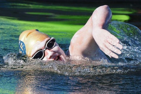Nữ bệnh nhân ung thư Sarah Thomas lập kỷ lục bơi 4 lần không nghỉ qua eo biển Manche. (Nguồn: BBC)