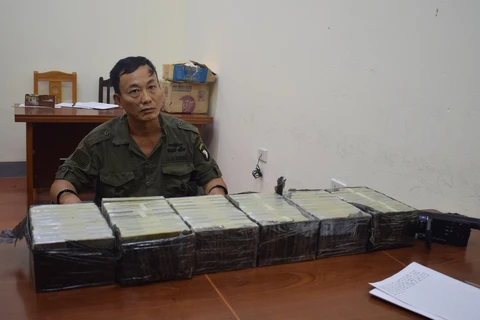 Trong ảnh: Đối tượng Lê Hồng Phong cùng số heroin bị bắt giữ. (Nguồn: TTXVN/Vietnam+)