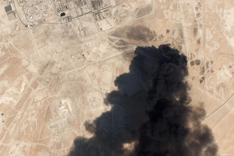 Trong ảnh (hình ảnh phát qua vệ tinh): Cơ sở hạ tầng một nhà máy lọc dầu của Saudi Arabia ở Abqaig bị phá hủy sau vụ tấn công bằng máy bay không người lái, ngày 14/9/2019. (Nguồn: AFP/TTXVN)