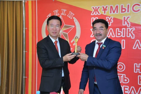 Trong ảnh: Bí thư Trung ương Đảng Cộng sản Nhân dân Kazakhstan, đồng chí Akhmetbekov Zhambyl tặng quà lưu niệm đồng chí Võ Văn Thưởng. (Ảnh: Duy Trinh - TTXVN/Vietnam+)
