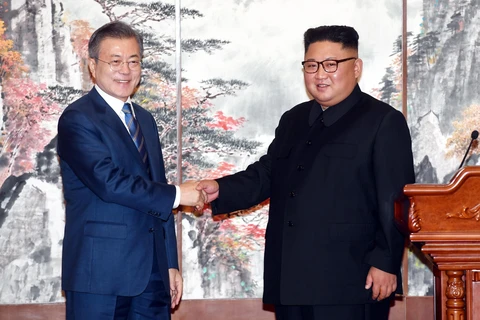 Trong ảnh (tư liệu): Nhà lãnh đạo Triều Tiên Kim Jong-un (phải) và Tổng thống Hàn Quốc Moon Jae-in tại hội nghị thượng đỉnh liên Triều lần thứ 3 ở Bình Nhưỡng ngày 19/9/2018.(Nguồn: AFP/ TTXVN)