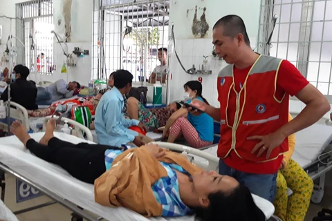 Chị Trần Thị Tuyết Mai được cấp cứu tại Bệnh viện đa khoa tỉnh Tây Ninh. (Nguồn: Lê Đức Hoảnh-TTXVN)