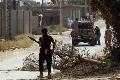 Trong ảnh: Binh sỹ thuộc lực lượng GNA trong cuộc giao tranh với các tay súng LNA tại khu vực ngoại ô Tripoli, Lybia, ngày 25/4. (Nguồn: AFP/TTXVN)